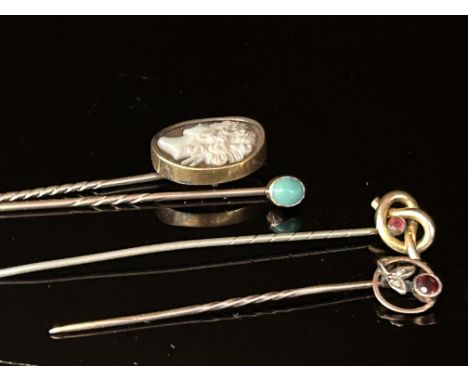 1x 9ct Gold stick pin together with 3 other yellow metal stick pins Total weight 7.2g 
