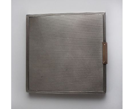 A good quality Art Deco hallmarked silver compact
Of solid square form, having engine turned decoration and yellow metal clas