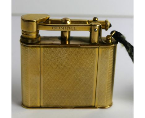 An Art Deco Dunhill ladies novelty compact
Modelled in the form of a lighter, having engine turned decoration, with cylindric