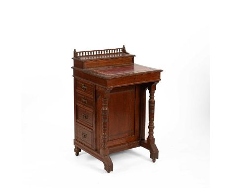 An Edwardian oak Davenport with galleried back and red leather inset writing surface, four drawers and four dummy drawers, 53