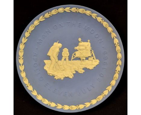 Fine Wedgwood blue and white "Man on the Moon" golfing plate - issued in 1969 to commemorate the first  landing on the moon a