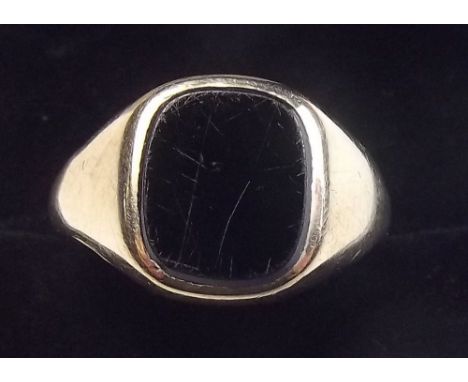 A 9 carat gold gents signet ring set black onyx, size O