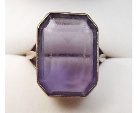 A 9 carat gold ring set amethyst - size N