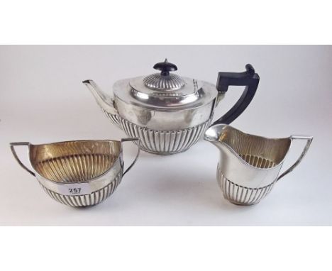 A silver three piece teaset by Wm Hutton and Sons - London 1897, 910g