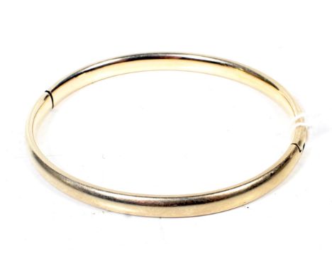 A vintage gold hollow hinged bangle. Stamped '585', 10g