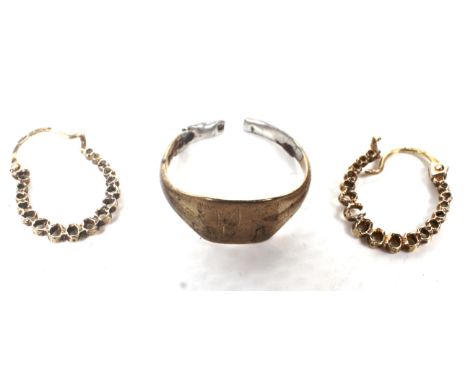 A collection of gold and other jewellery to include a pair of 9ct gold pierced-hoop earrings. A 9ct gold oblong signet ring, 