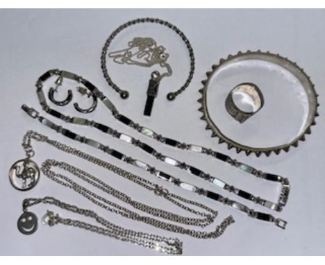 A collection of silver and white metal jewellery to include a camel circlet pendant. Hung from a belcher chain on a bolt-ring