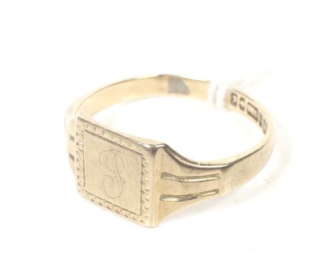 A vintage 9ct gold square signet ring. Lightly-engraved with an initial 'P', hallmarks for Birmingham 1960, size M, 2.2g