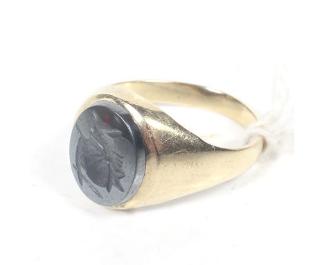 A vintage 9ct gold and oval hematite intaglio ring. Depicting a Roman centurion, hallmarks for London 1985, size R+, 3.9g gro