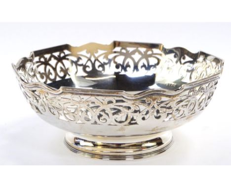 A George V silver footed bowl, with an open work foliate decoration, Alec Clark & Company Ltd, Sheffield 1924, 19.27oz.