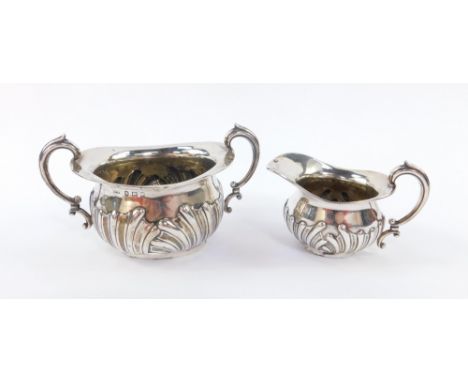 An Edward VII silver semi fluted cream jug and sugar bowl, Birmingham 1905, 4.28oz.