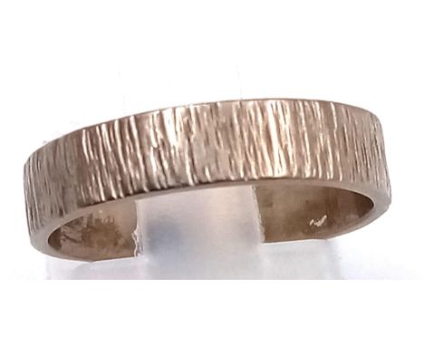 An 18 K white gold wedding band with bark effect on surface. Width: 4 mm, size: L/M, weight: 3.65 g. 