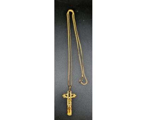 An 18 K yellow gold cross and chain. Chain length: 73 cm, total weight: 11.56 g. 