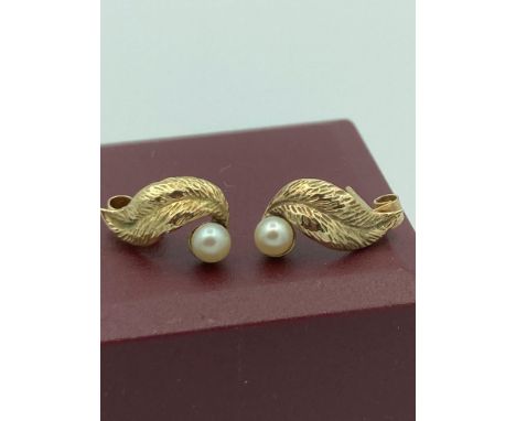 9 carat GOLD pair of EARRINGS  with attractive leaf and pearl detail.1.77 grams. 
