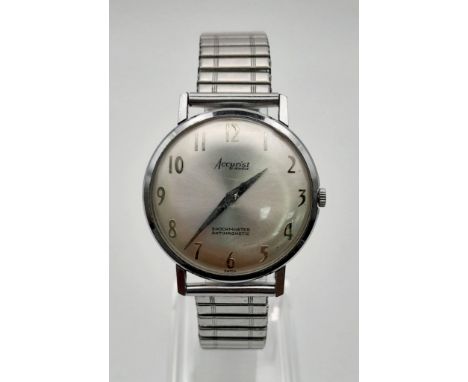 A Vintage Accurist Gents Wristwatch. Expandable bracelet with stainless steel case - 34mm. Mechanical movement. In working or