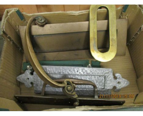 BOX CONTAINING MIXED VINTAGE BRASS DOOR HANDLES, LETTER BOX ETC