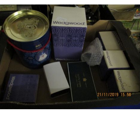 BOX CONTAINING MIXED BOXED WEDGWOOD ORNAMENTS, BELLS SCOTCH WHISKY CONTAINER