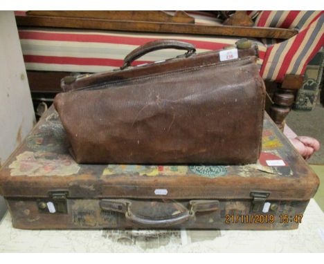 LEATHERETTE GLADSTONE BAG AND A FURTHER VINTAGE LEATHER SUITCASE WITH A QUANTITY OF TRAVEL STICKERS