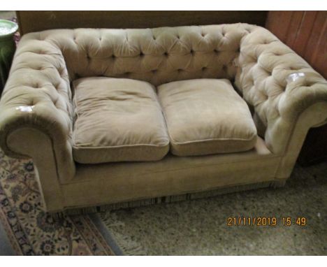 GOOD QUALITY MODERN CREAM UPHOLSTERED CHESTERFIELD TYPE SOFA