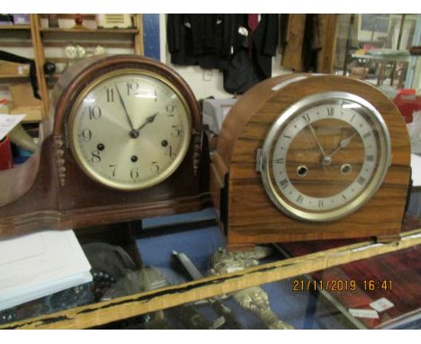 TWO MID-20TH CENTURY MANTEL CLOCKS, ONE WITH WESTMINSTER CHIMES, BOTH IN LIGHT OAK VENEERED WOODEN CASES, THE LARGEST 35CM LO