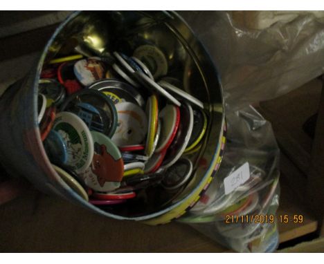 TIN AND BAG CONTAINING VINTAGE BADGES