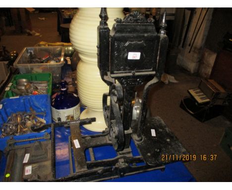 GOOD QUALITY CAST IRON SET OF SHOP SCALES