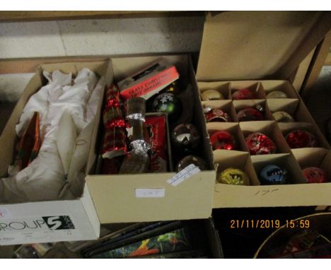 THREE SMALL BOXES CONTAINING MIXED VINTAGE CHRISTMAS DECORATIONS