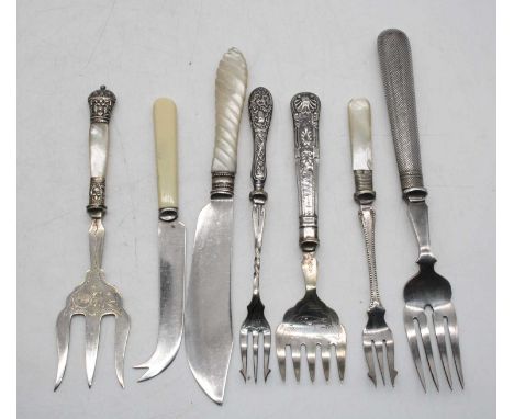 A small collection of loose flatware, to include fish fork with silver clad handle, mother of pearl handled knife, cheese kni