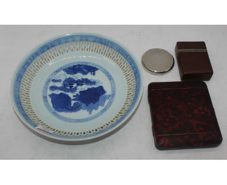 A 20th century Chinese export blue &amp; white porcelain dish, dia. 26cm, together with a cased set of six silver plated coff