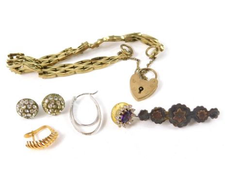 A group of jewellery and effects, comprising a Victorian silver bar brooch 2.1g, a gate bracelet with 9ct gold padlock on a p