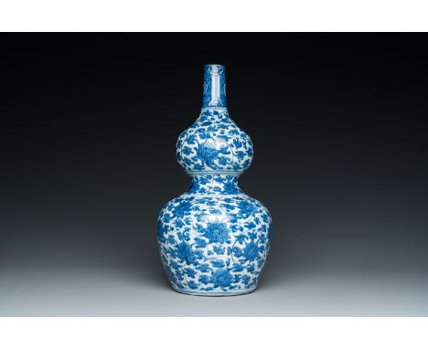 Full title: A Chinese blue and white 'lotus scroll' double gourd vase, Jiajing/WanliDescription:H.: 33 cmCondition:The absenc
