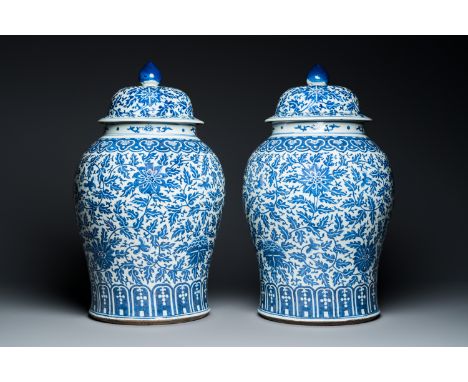 Full title: A pair of large Chinese blue and white 'lotus scroll' vases and covers, 19th C.Description:H.: 63,5 cmCondition:T