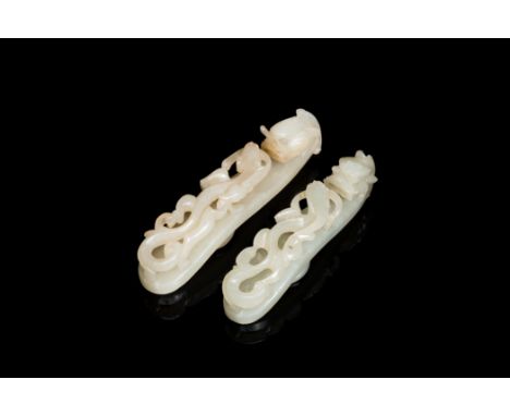 Full title: Two Chinese white jade fine carved belt hooks, QingDescription:L.: 9,5 cm (the largest) Provenance:- The collecti