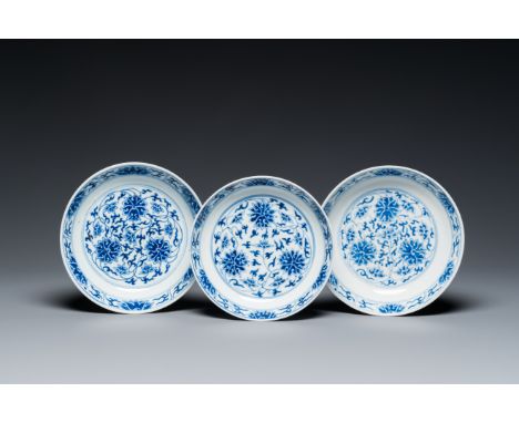 Full title: Three Chinese blue and white 'lotus scroll' plates, Guangxu mark and of the periodDescription:Dia.: 15,7 cm - H.: