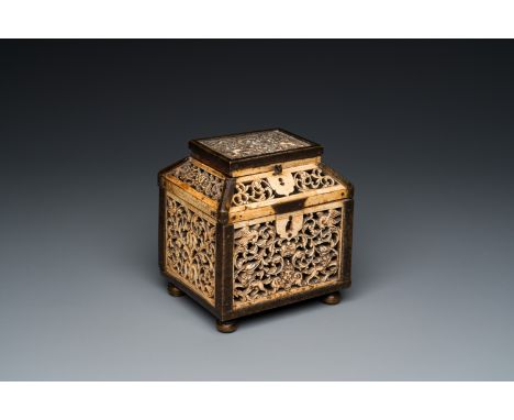 Full title: A Russian Kholmogory reticulated walrus bone casket with brass mounts, 17th C.Description:Dim.: 13,3 x 12 x 10,5 