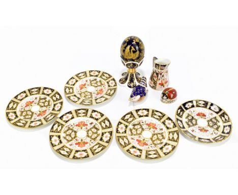 ROYAL CROWN DERBY; a small mixed lot of assorted ceramics including four side plates and a saucer decorated in the 2451 patte