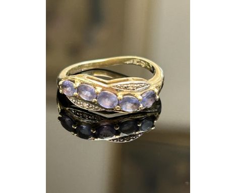 9ct Gold ring set with amethyst & chip diamonds Size Q Weight 2.8g 