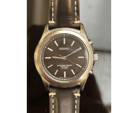 Seiko 5B21-0AD0 radio wave control titanium gents watch with screw down crown 