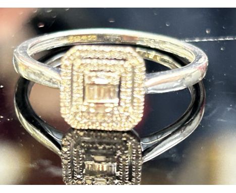 9ct White gold dress ring Size T Weight 2.7g 