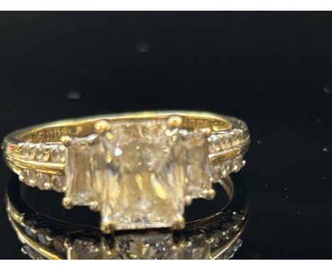 9ct Gold ring set with cz stones Size O 2.8g 