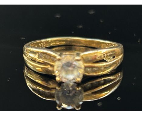 9ct Gold ring set with cz stones Size M 1.7g 