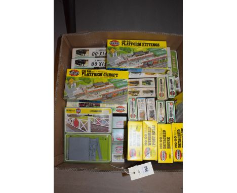 Airfix model constructor kits: HO/OO gauge railway interest, to include: Evening Star (x2), Biggin Hill, BR Mogul (x2 variati