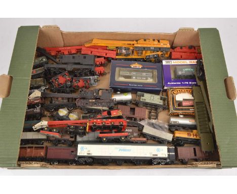 Hornby Dapol Peco Dublo and other 00 gauge cranes and wagons (40), comprising in original boxes Dapol B613 van, Bachmann 3330