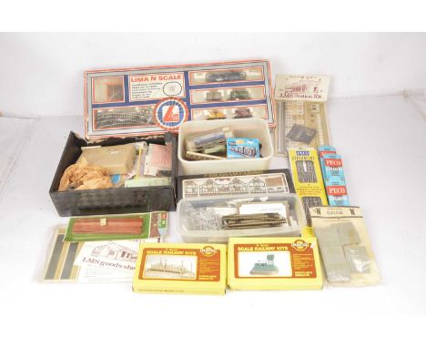 Collection of Lima N gauge train with other rolling stock and kits (qty), comprising in original box Lima 121107 Freight Trai