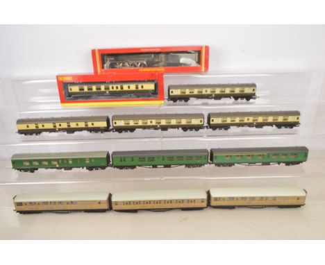 Hornby Bachmann Tri-ang 00 gauge Steam Locomotive and Carriages (12), comprising in original boxes Hornby R329 Britannia clas