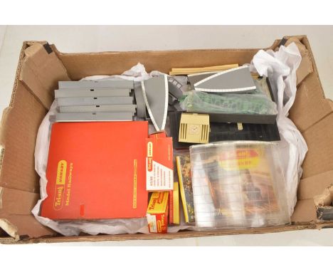 Tri-ang Hornby 00 gauge Canopy Station and Accessories (qty), R74 Station Roof Unit, R146 Modern Engine She (unused, vents wr