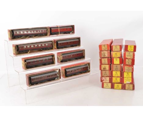 Boxed Trix (TTR) 00 Gauge BR Coaching Stock (29), Scale length (9") Pullman Cars (3), BR red/cream Restaurant cars (3), 1st c