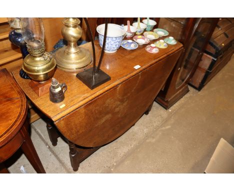 An oak gate leg drop leaf table 