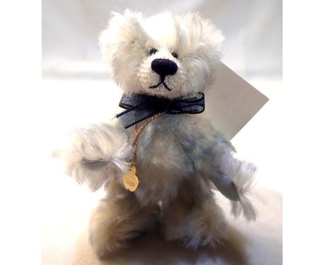 Deans Bear, Apple Pip Bear, Gilpin, limited edition 42/100, in excellent condition, H: 10 cm. P&amp;P Group 1 (£14+VAT for th