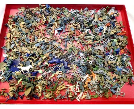 Approximatley 1000 1/72 scale plastic figures, mostly Airfix, various types, mostly unpainted. P&amp;P Group 1 (£14+VAT for t